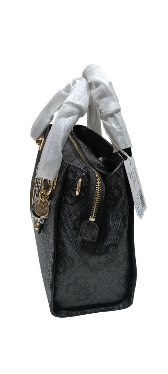 Un bolso Guess negro con rayas y asas blancas.