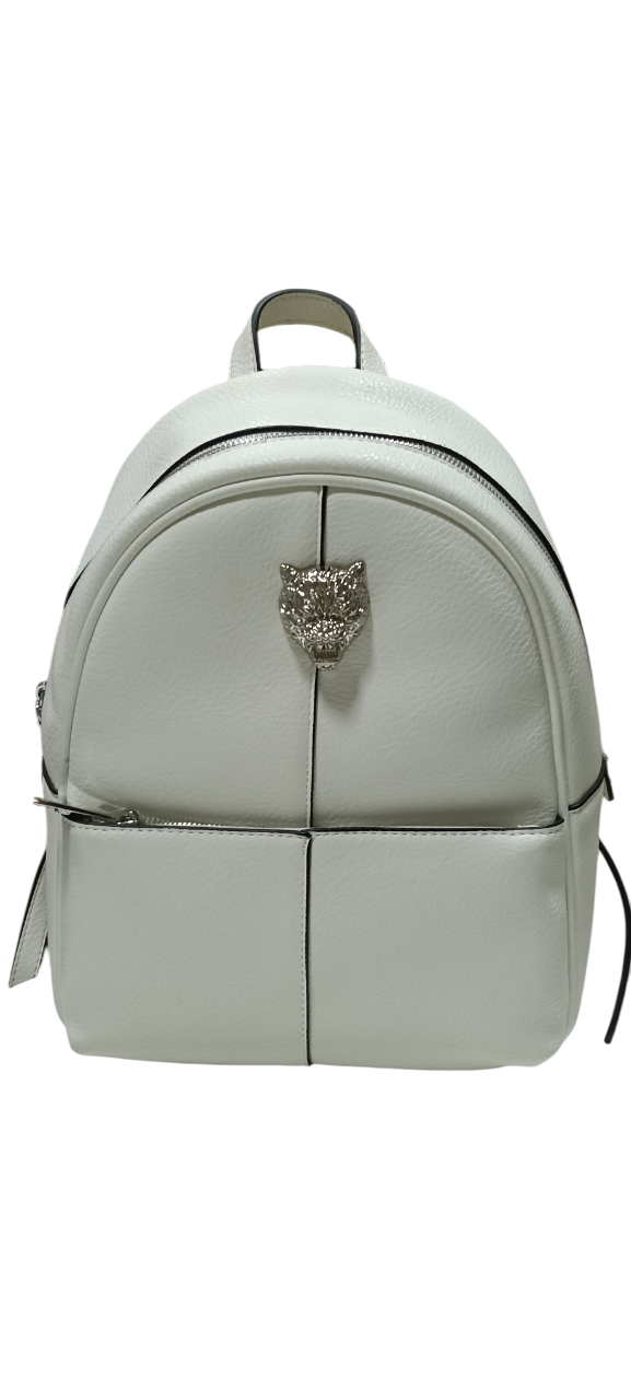 Mini mochila gris claro con emblema plateado.