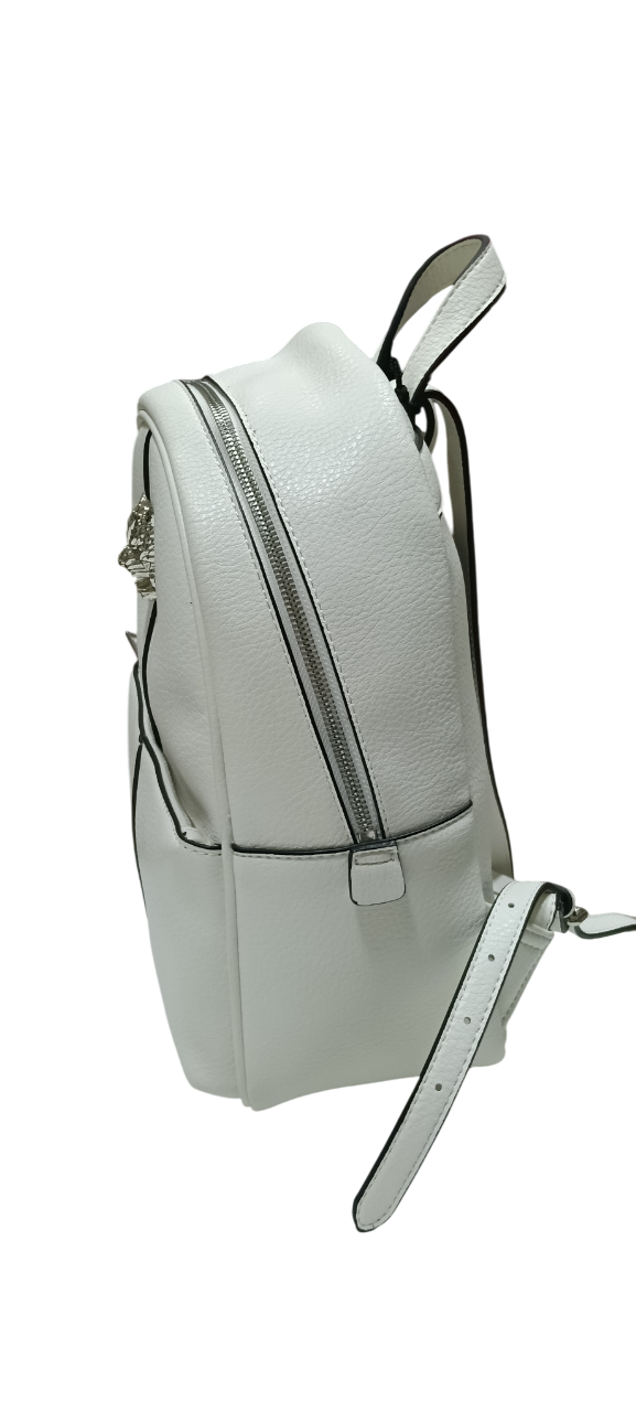 Mini mochila gris claro con emblema plateado.