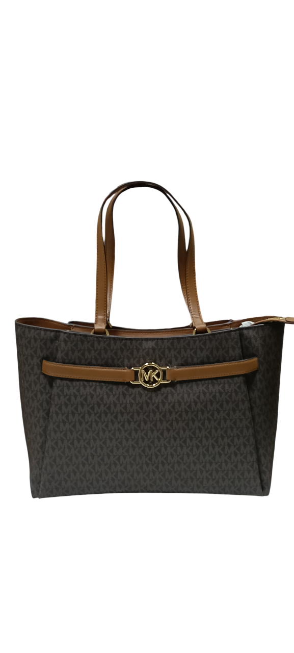 Bolso tote marrón con asas marrones y detalle de cinturón con emblema dorado.