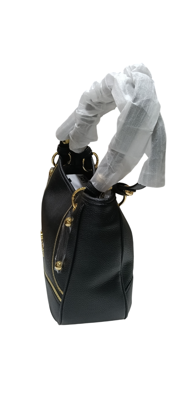 Bolso de mano negro con detalles dorados y asas envueltas en papel de seda blanco.