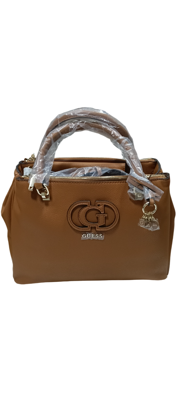 Bolso de mano marrón con doble asa y emblema dorado.