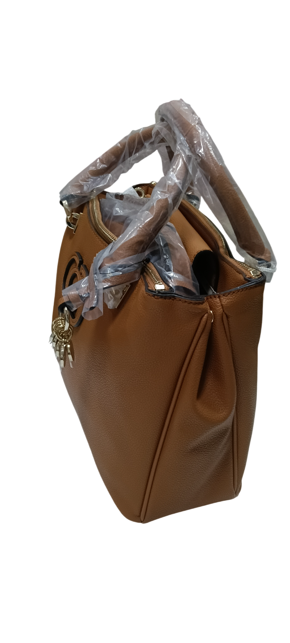 Bolso de mano marrón con doble asa y emblema dorado.