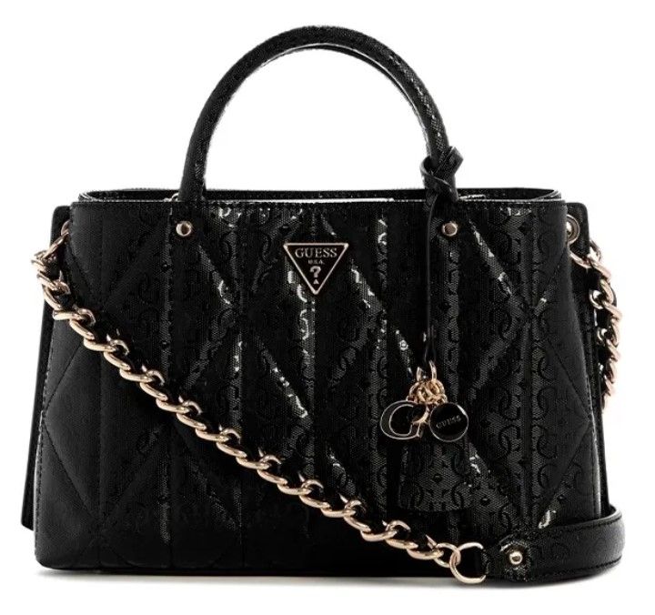 Bolso Guess negro con estampado acolchado, correa de cadena dorada y asas superiores.