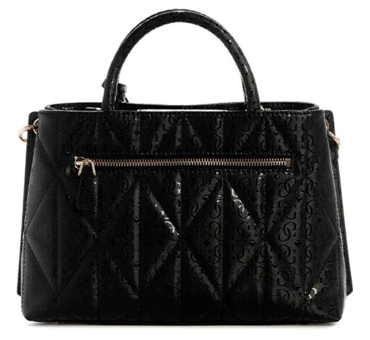 Bolso Guess negro con estampado acolchado, correa de cadena dorada y asas superiores.