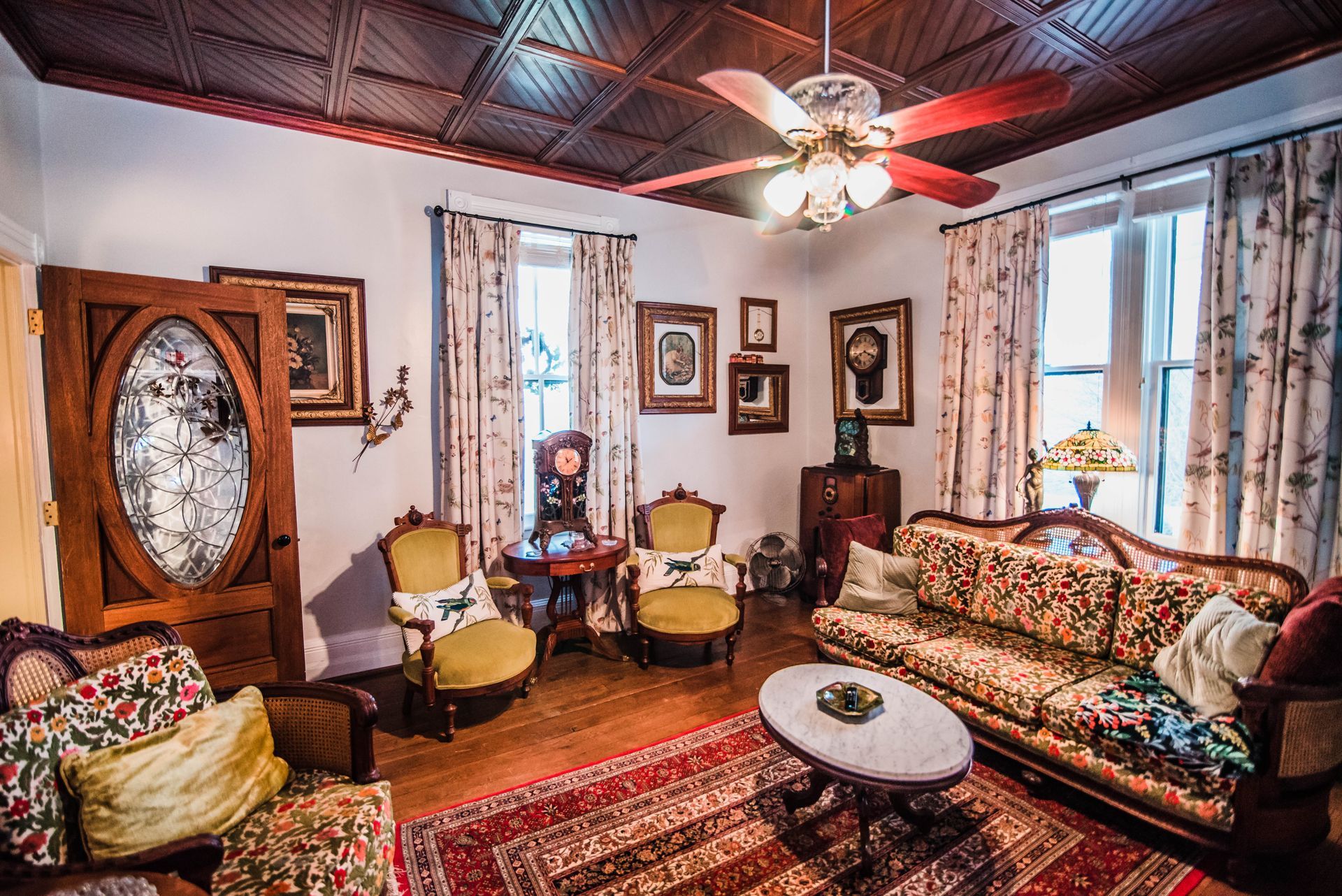 A living room filled with furniture and a ceiling fan.
