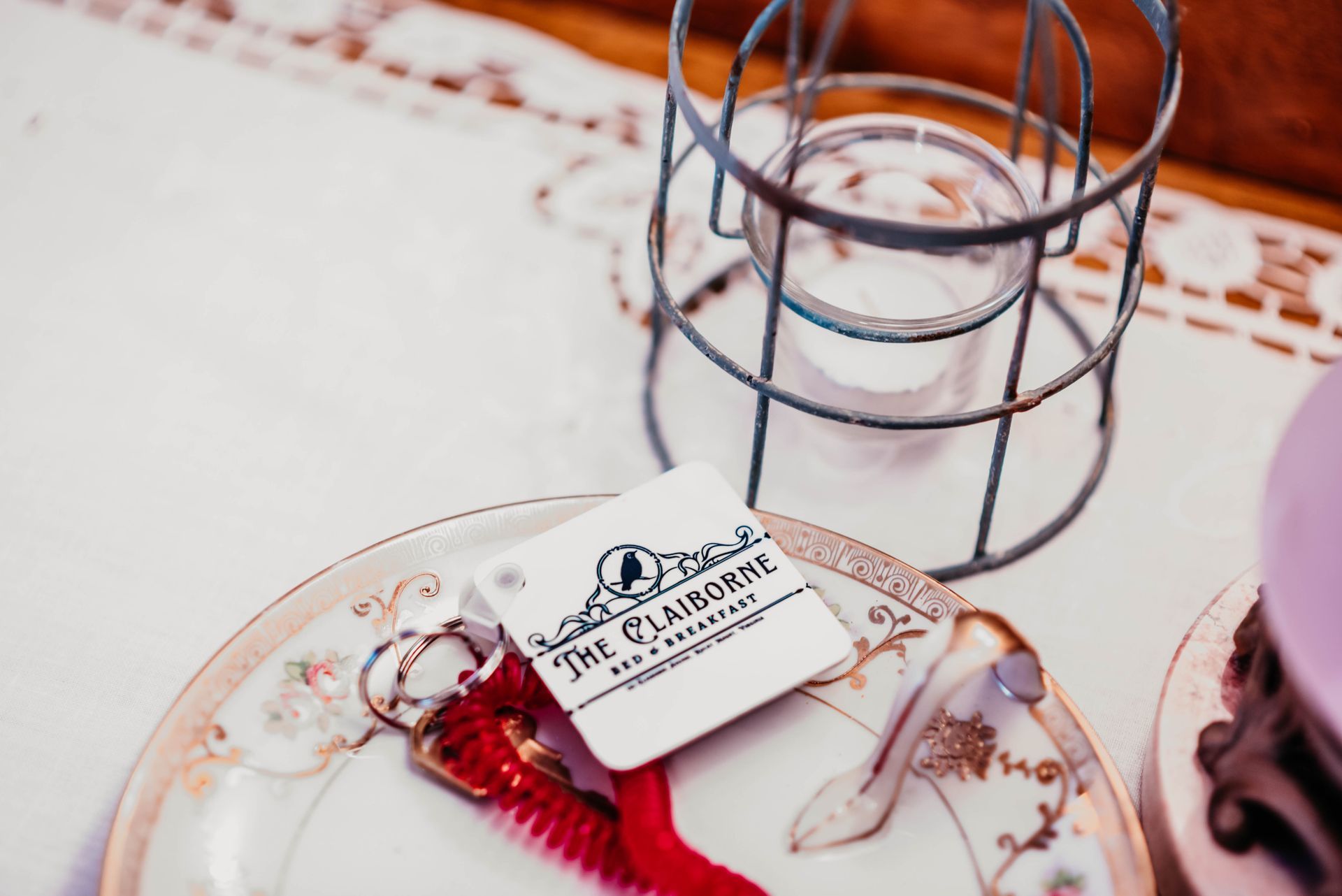 A plate with a tag that says the clubhouse on it