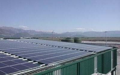 pannelli solari su un capannone