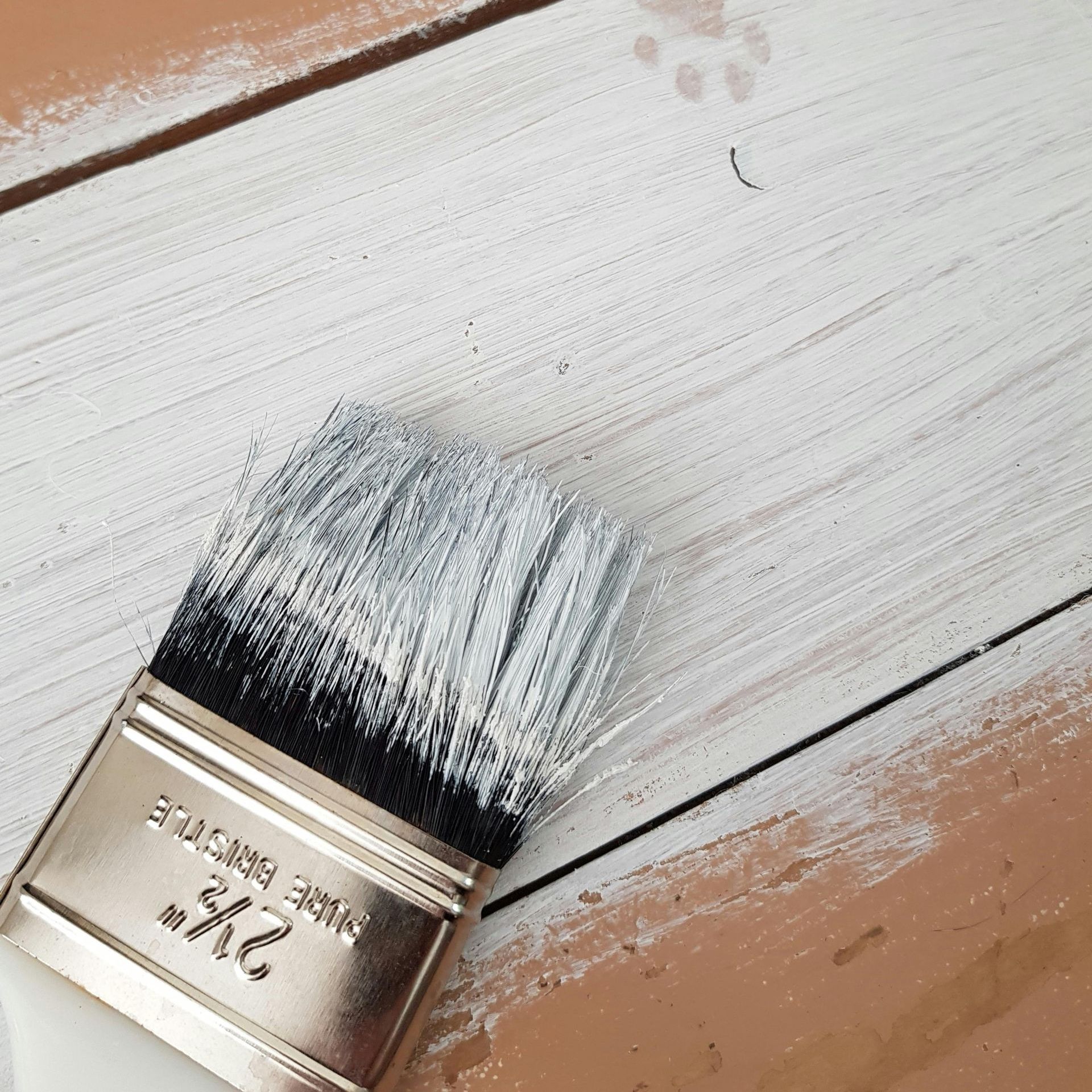 Pinsel mit Holzschutzfarbe - Malermeister Isaack Calau