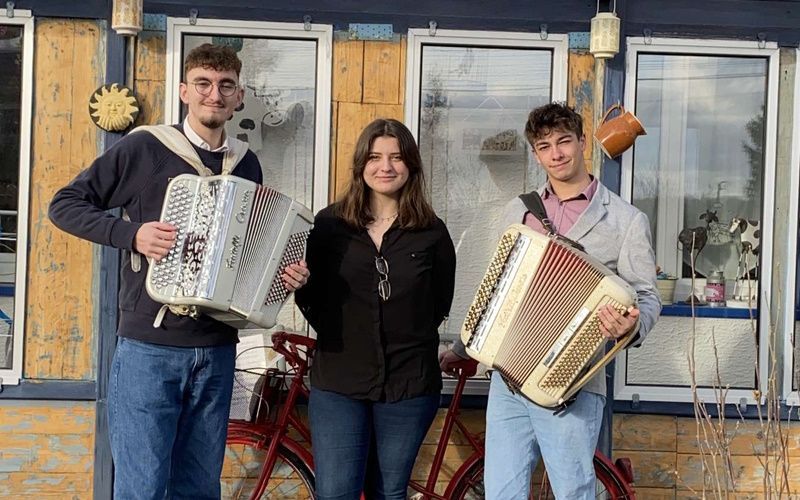 un trio qui partage une passion commune pour l’accordéon et la musique : Mareva, Victor et Sean