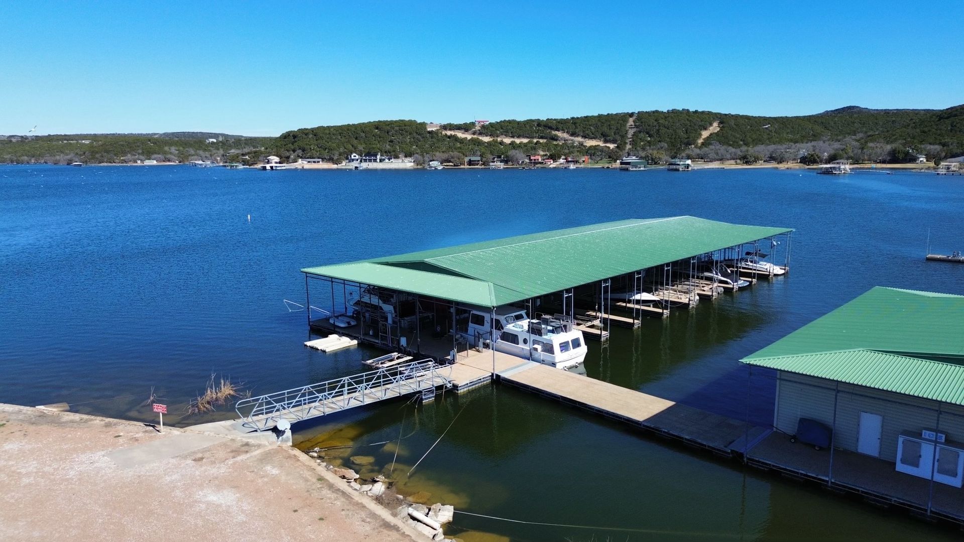 A boat is docked at a dock on a lake.