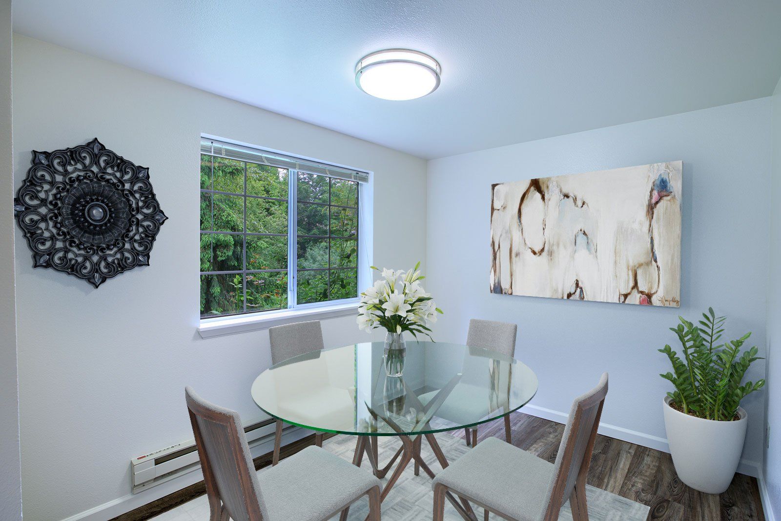 1x1 dining room - virtually staged