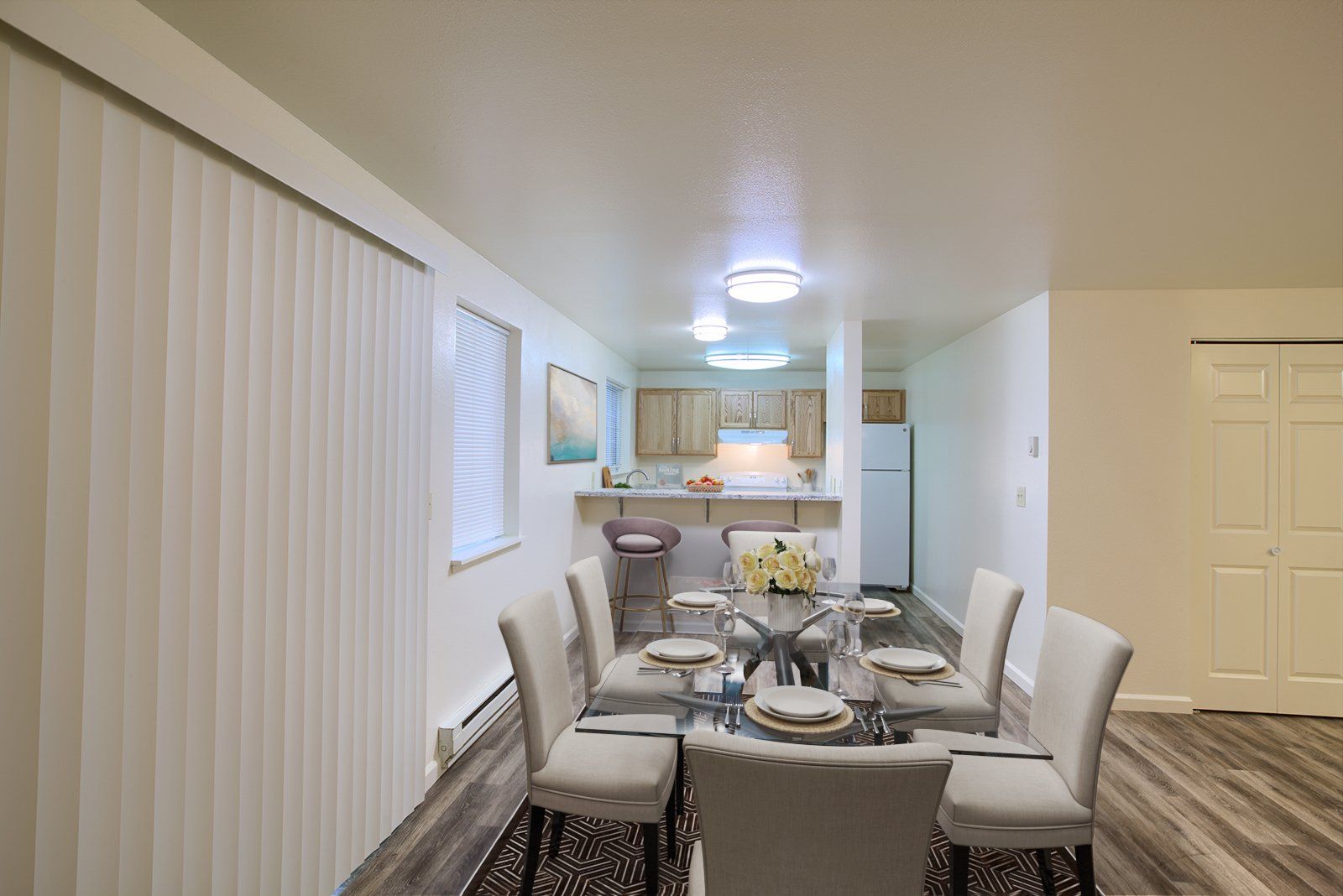 2x2 dining room - virtually staged