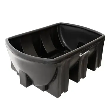 Un recipiente de plástico negro que parece un barco.