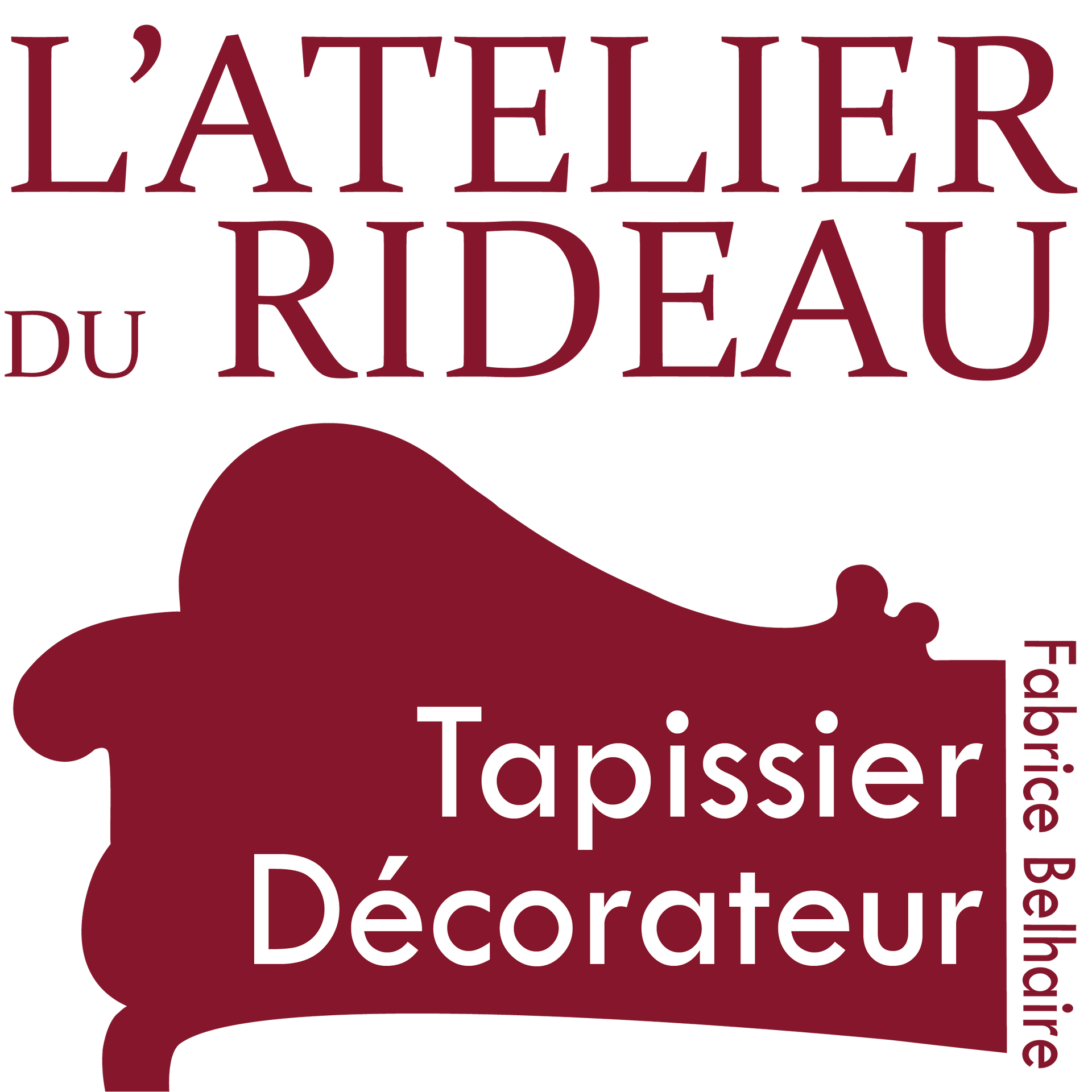 Logo pour L'Atelier du Rideau, avec un texte bordeaux et une silhouette de canapé stylisée, avec « Tapissier Décorateur » en dessous.