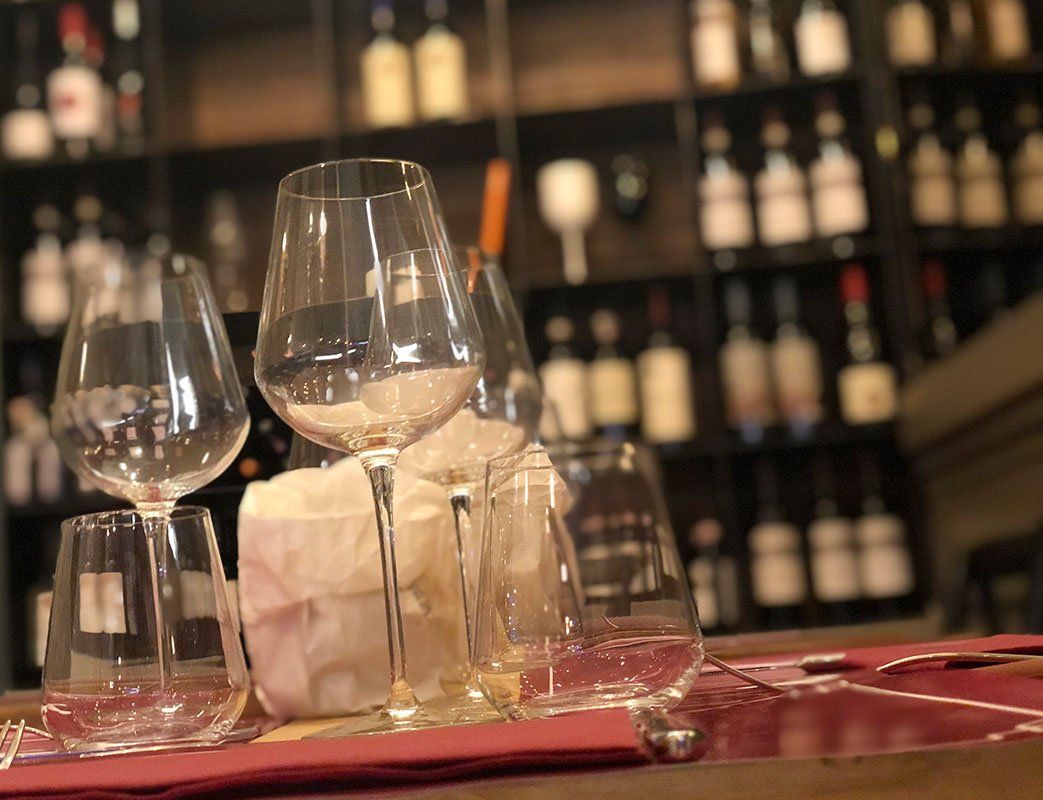 A cozy and stylish restaurant wine & cocktail bar in Florence Italy