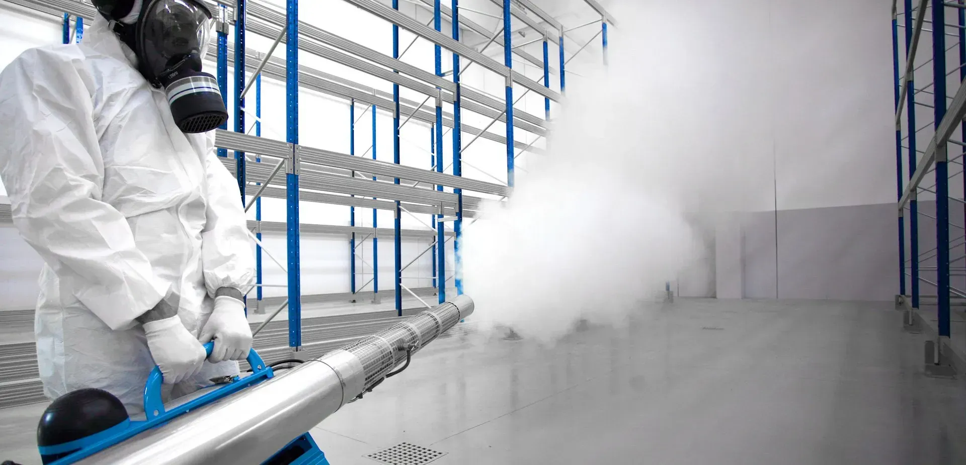 Persona con tuta protettiva e maschera antigas