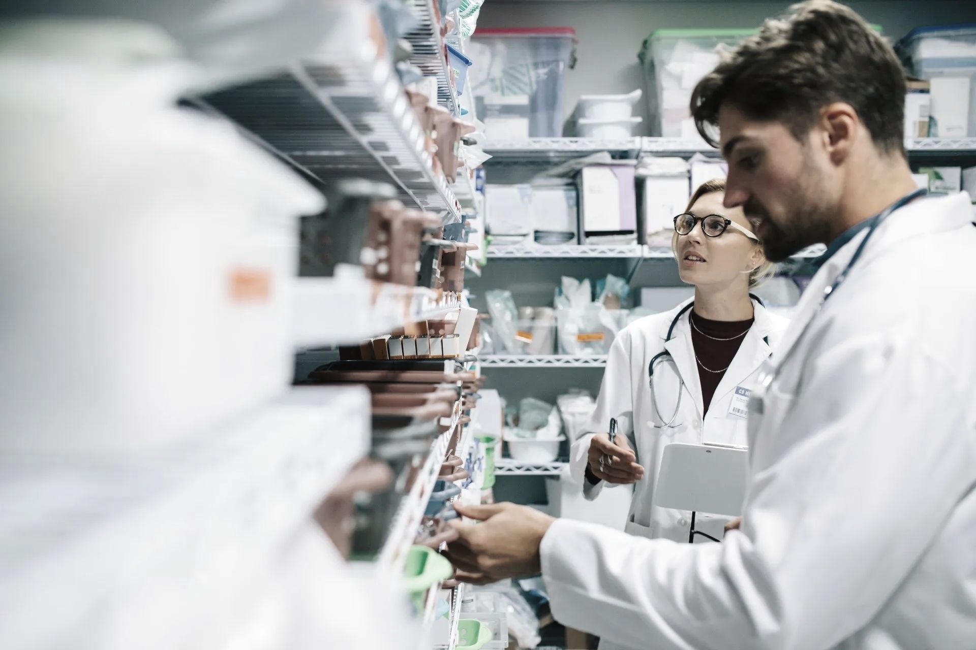 two-pharmacist-working-in-drugstore-male-and-female-pharmacists-checking-medicines-inventory