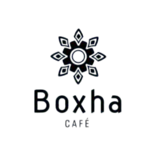 Logotipo de Boxha Café: emblema en blanco y negro sobre el texto