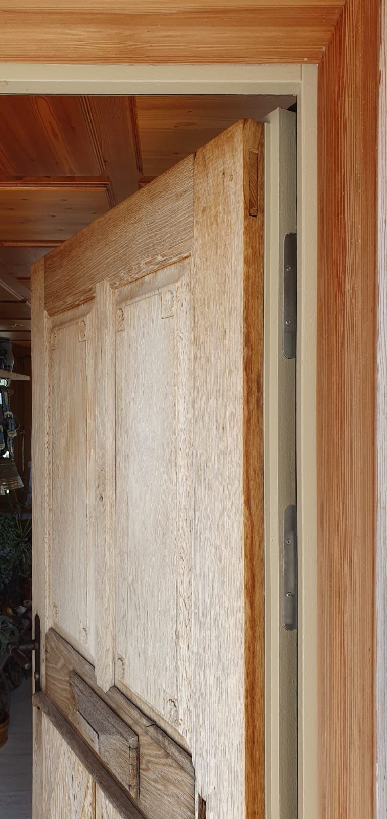 Eine Nahaufnahme einer Holztür mit weißem Rand in einem Raum.