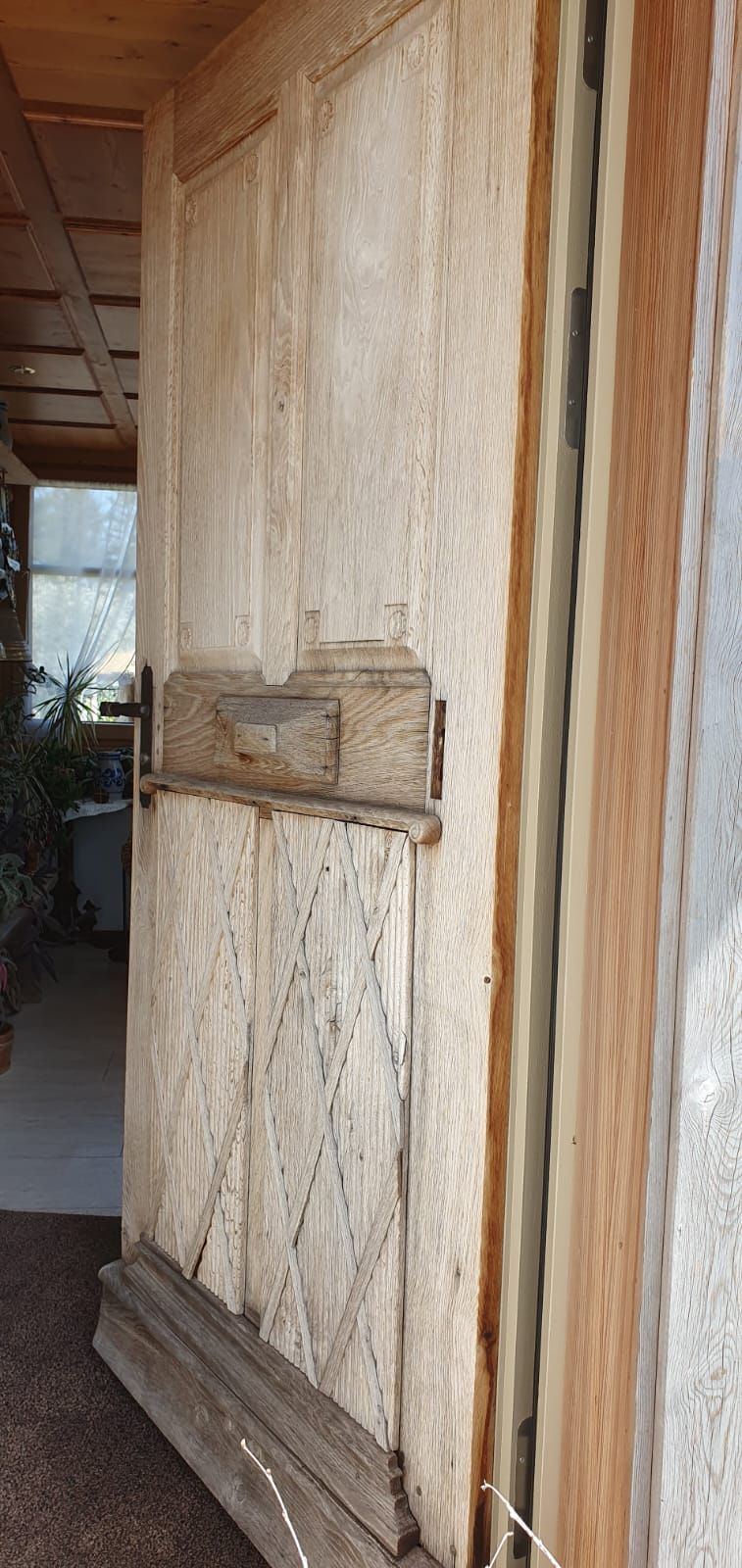 In einem Raum steht eine Tür mit viel Isolierung.