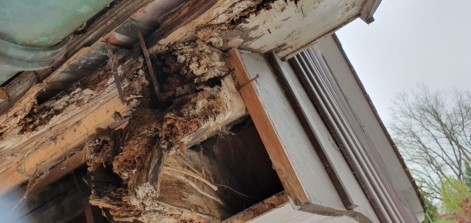 Eine Nahaufnahme einer Holzkonstruktion mit einem Loch darin.