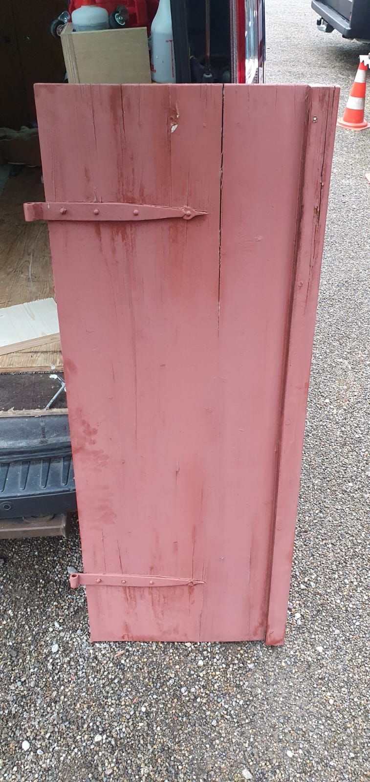 Im hinteren Teil eines Lieferwagens befindet sich eine rote Tür.