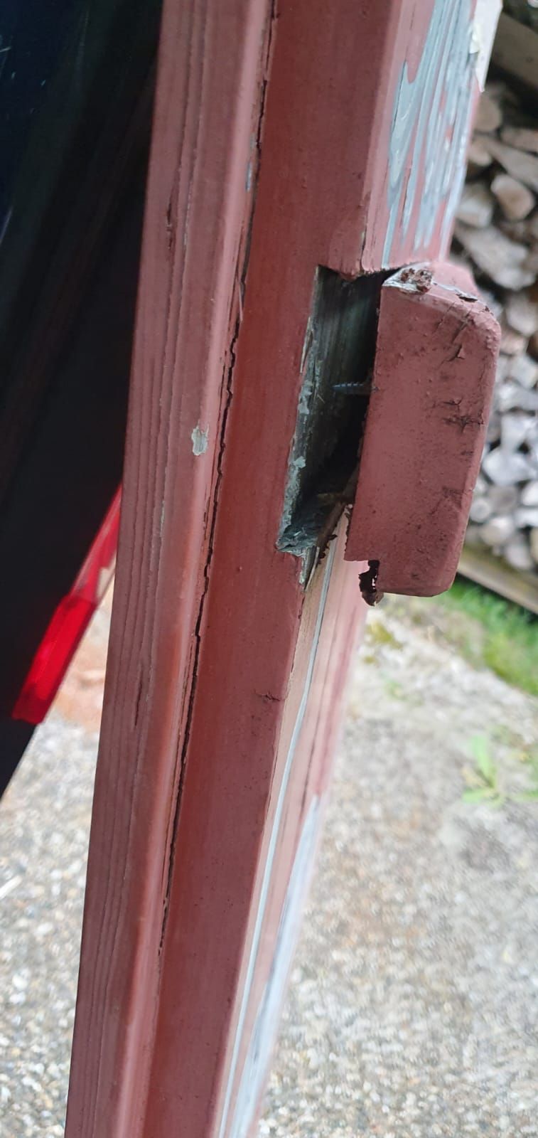 Eine Nahaufnahme eines Fensterladens mit einem Schloss daran.