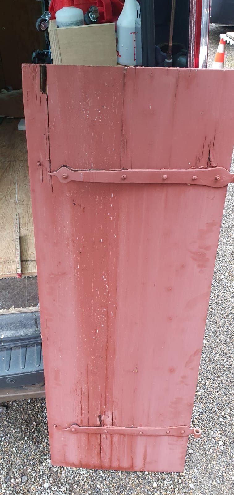 Ein roter Fensterladen 