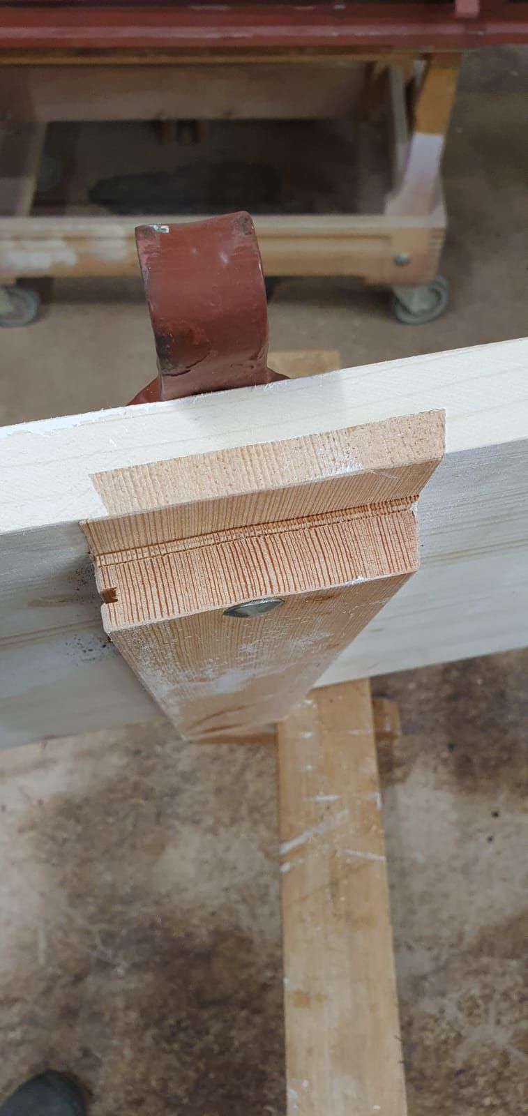 Auf einem Holztisch liegt ein Stück Holz.