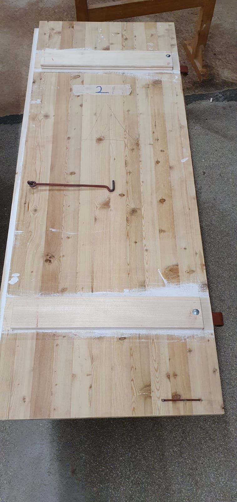 Auf einem Betonboden steht ein Holztisch.