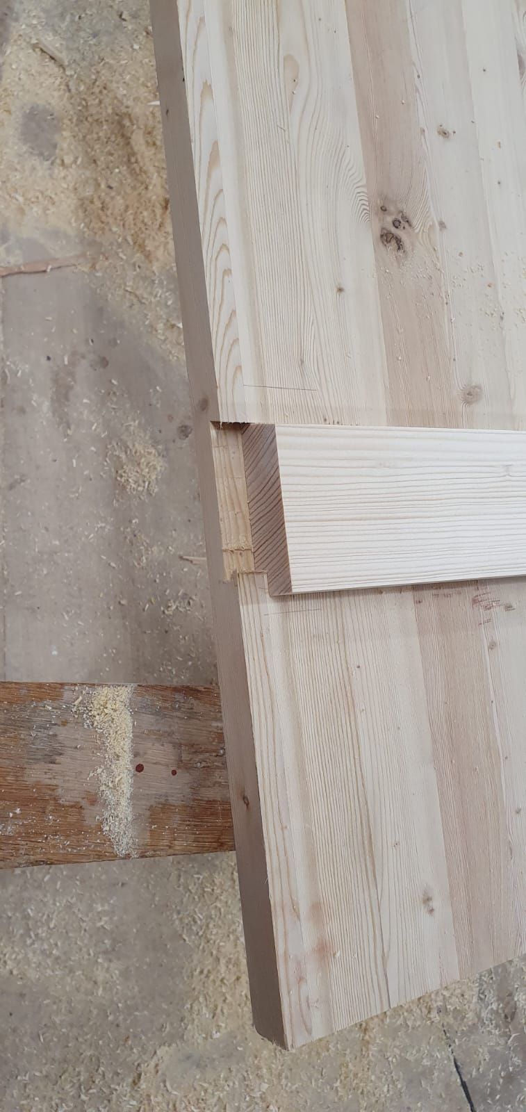 Eine Nahaufnahme eines Holzstücks, das auf einem Tisch liegt.