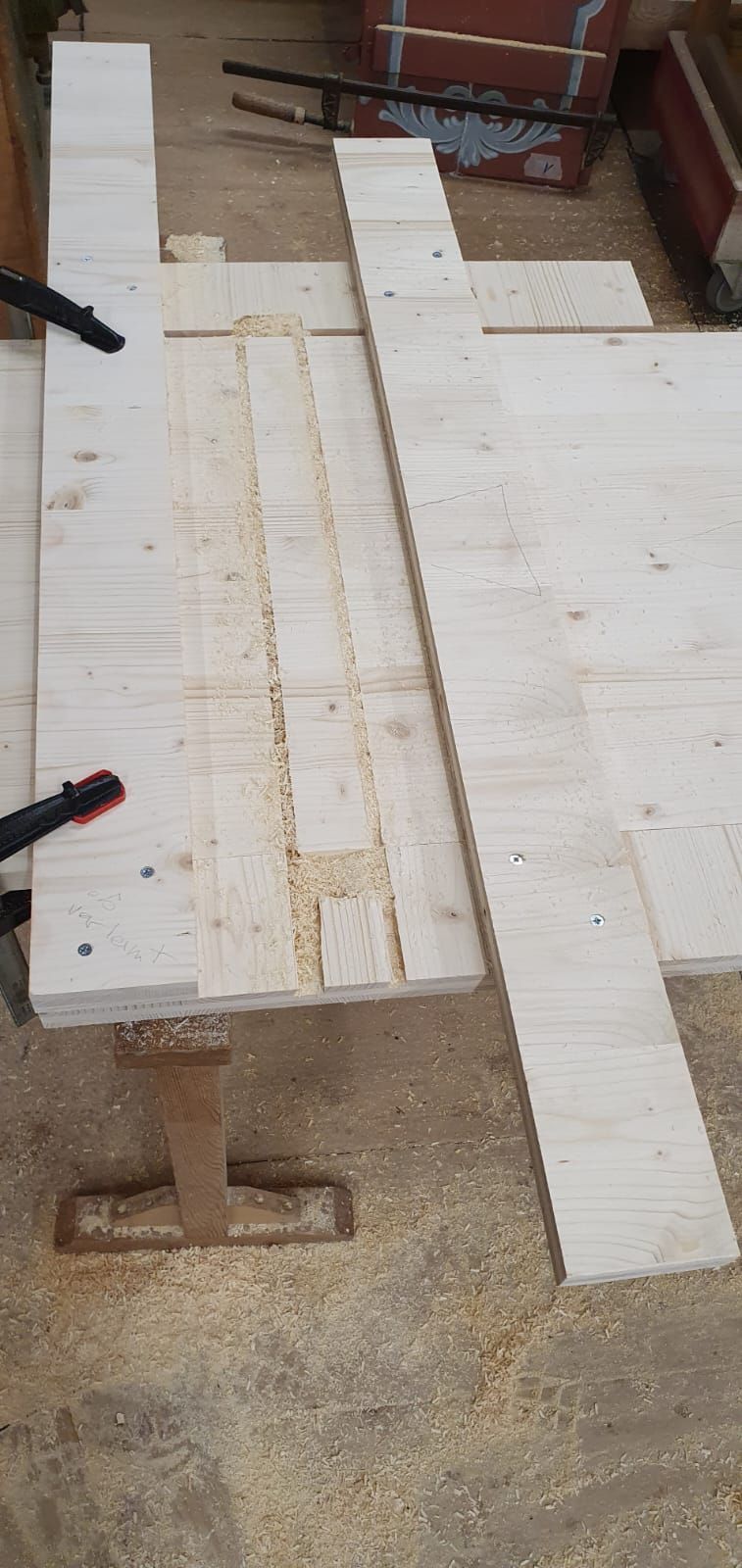 Eine Person schneidet mit einer Kreissäge ein Stück Holz.