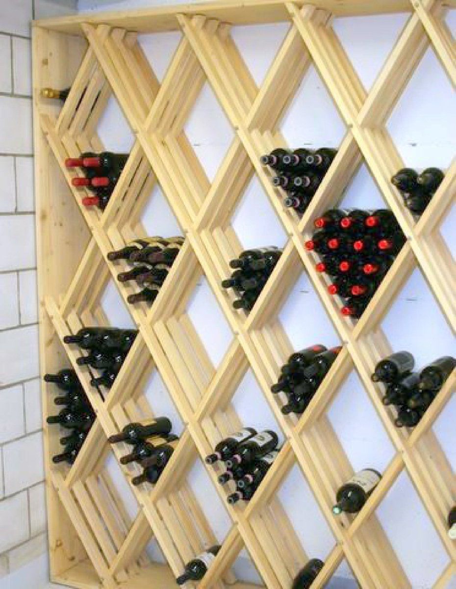 Ein hölzernes Weinregal, Weingestell voller Weinflaschen