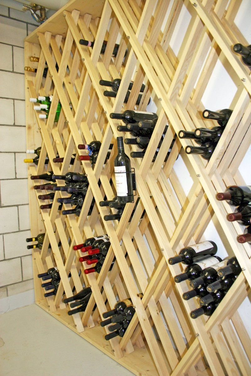 Ein hölzernes Weinregal voller Weinflaschen