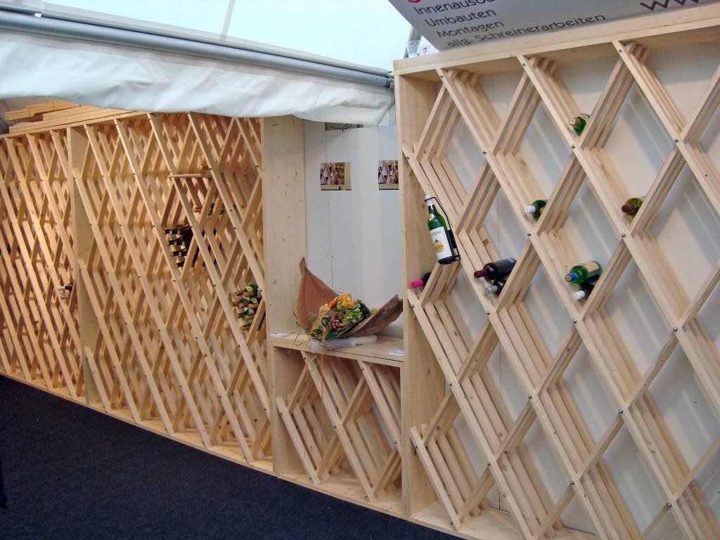 Ein Holzregal mit Weinflaschen darauf
