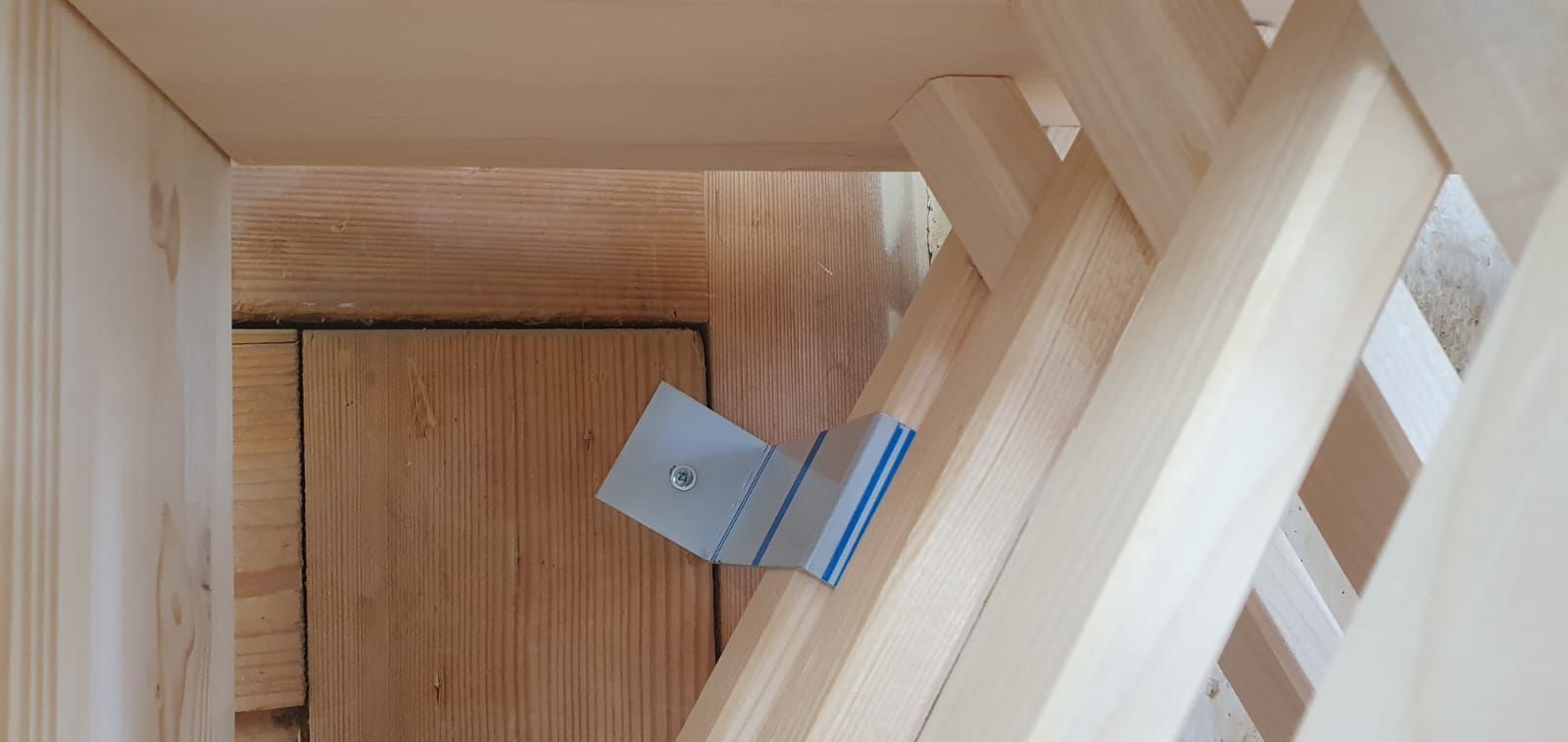 Eine Nahaufnahme eines Weinregals, Weingestell mit einer daran befestigten Metallhalterung.