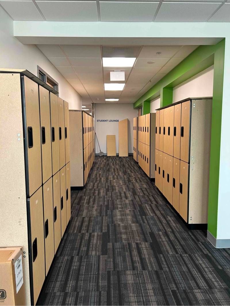 A long hallway filled with lots of lockers