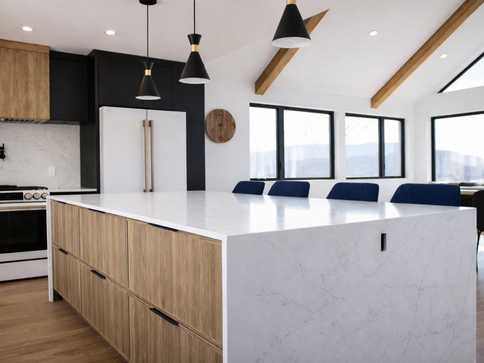 Une cuisine avec électroménagers en acier inoxydable et armoires en bois