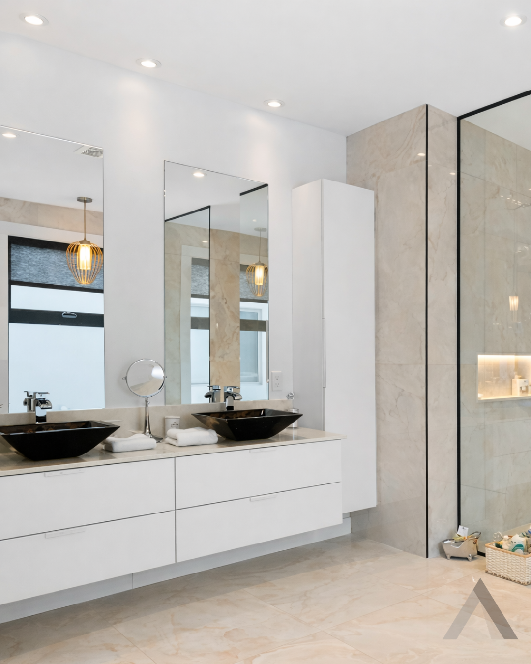 Une cuisine avec armoires en bois, électroménagers en acier inoxydable et une horloge au mur.