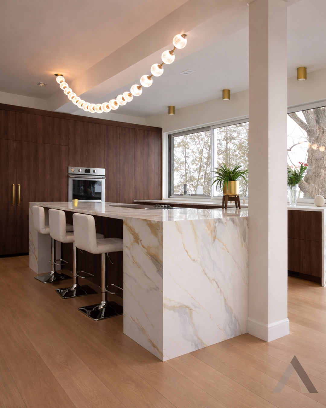 Une cuisine avec électroménagers en acier inoxydable et armoires en bois