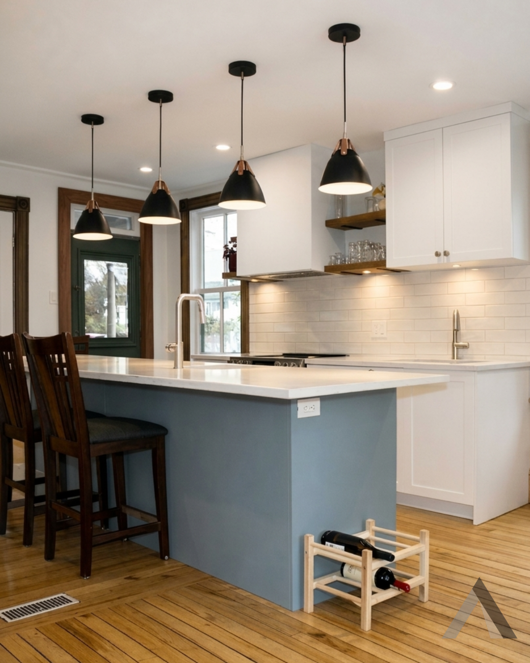 Une cuisine avec un îlot en bois et des tabourets.