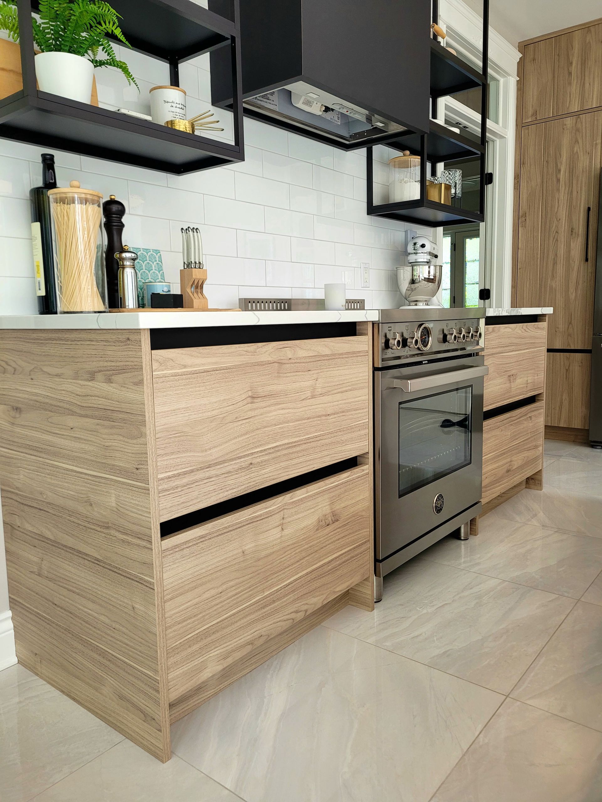 Une cuisine avec électroménagers en acier inoxydable et armoires en bois