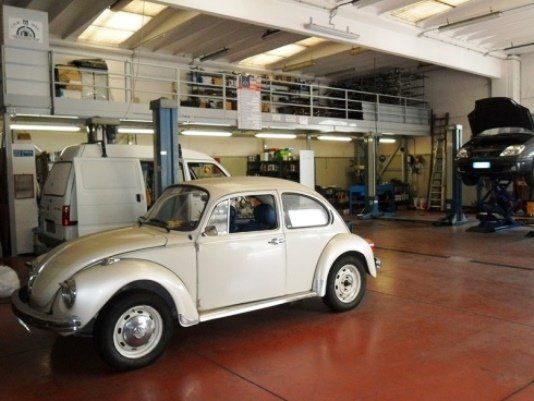 auto d'epoca durante una riparazione meccanica