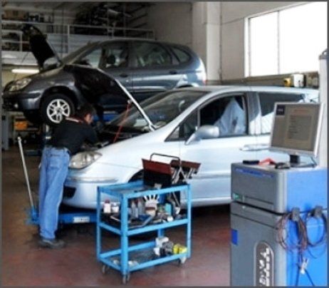 meccanico mentre esegue una riparazione auto in officina