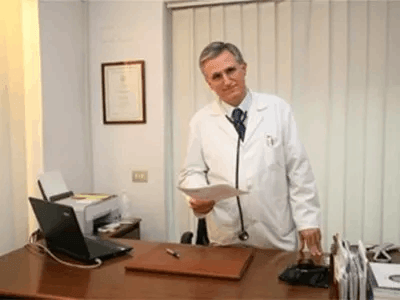 il dottore nel suo studio