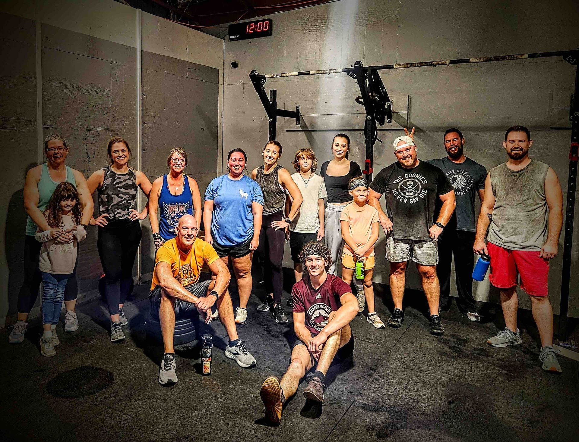 A group of people are posing for a picture in a gym.