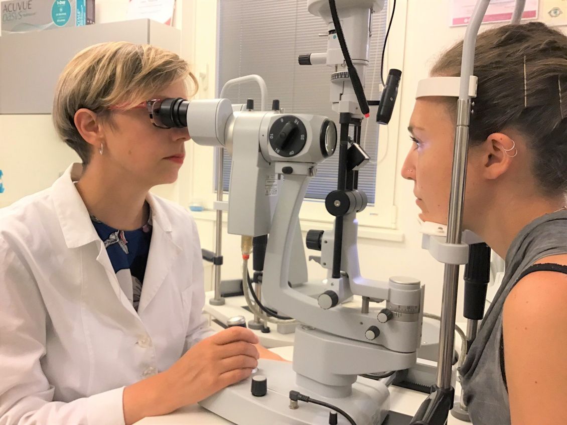 Francesca Casco mentre effettua un controllo visivo optometrico