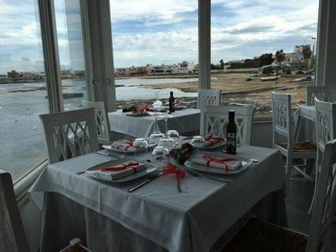 tavolo ristorante apparecchiato con vista mare