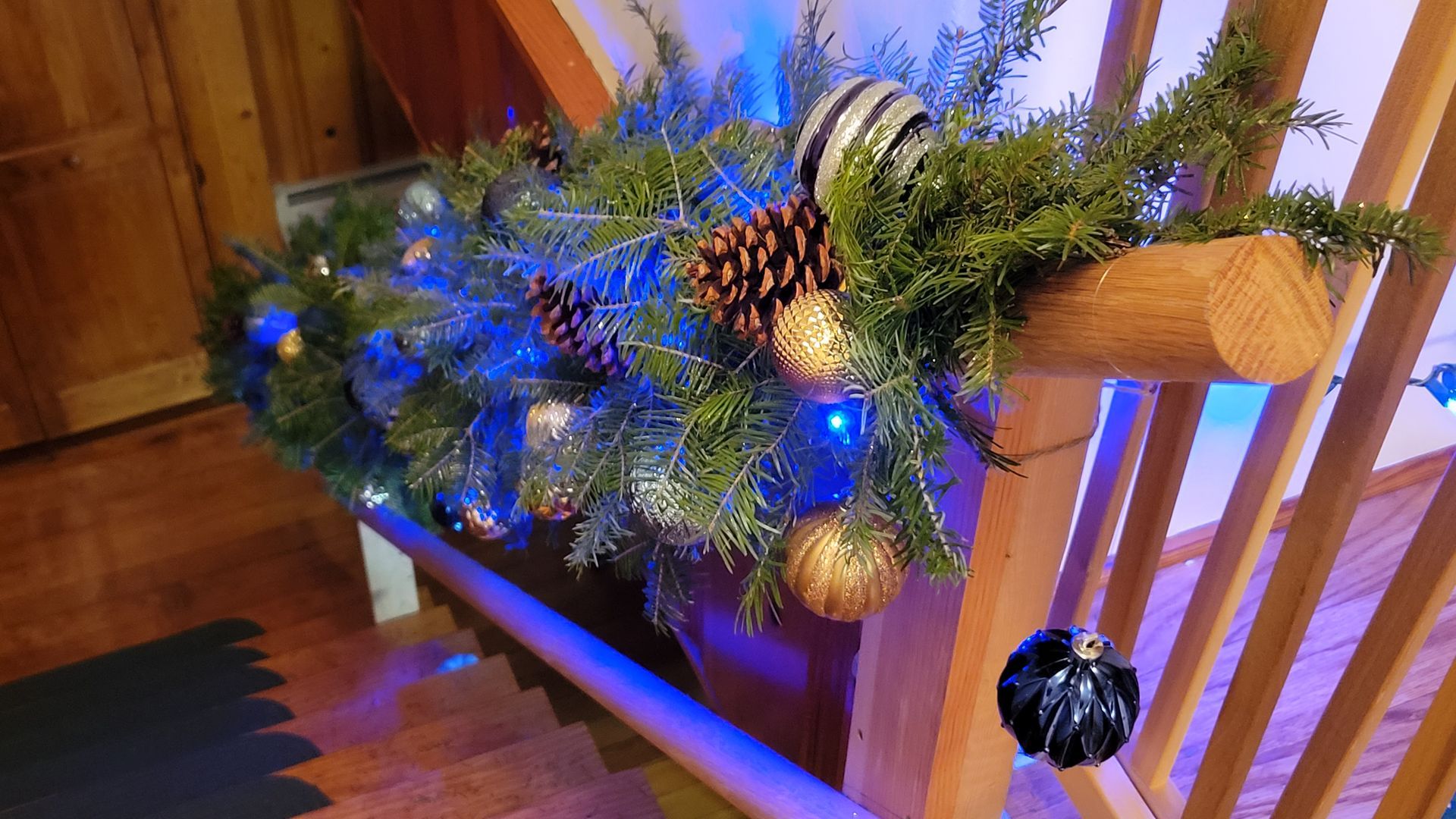 A gorgeous fresh holiday garden adorns a stair railing 